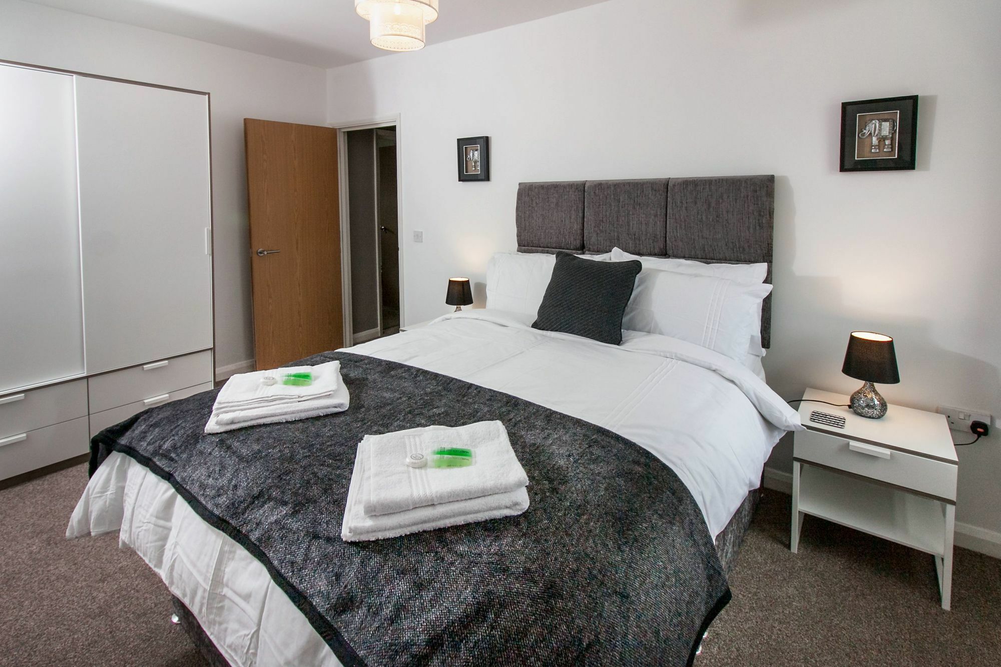 Cwrt Sofia Apartment Cardiff Bagian luar foto